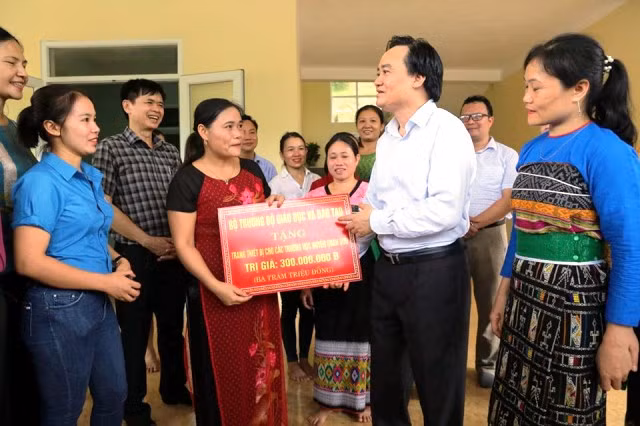 Bộ trưởng trao tặng quà cho Trường Mầm non Sơn Hà. Ảnh: Xuân Phú.