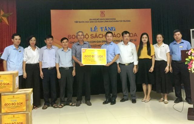 Đại diện Sở GD&ĐT Thanh Hóa đón nhận 600 đầu SGK do Nhà xuất bản GDVN trao tặng. Đại diện Sở GD&ĐT Thanh Hóa đón nhận 600 đầu SGK do Nhà xuất bản GDVN trao tặng.