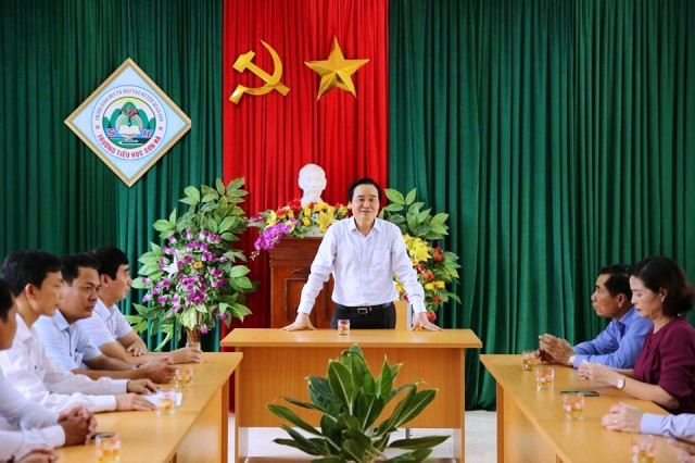 Bộ trưởng nói chuyện với cán bộ, giáo viên nhà trường. Ảnh: Xuân Phú Bộ trưởng nói chuyện với cán bộ, giáo viên nhà trường. Ảnh: Xuân Phú