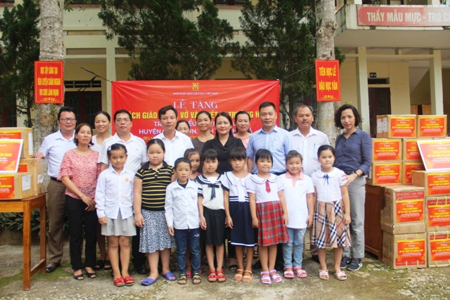 Đoàn công tác chụp ảnh lưu niệm với giáo viên, học sinh Trường Tiểu học Na Mèo.