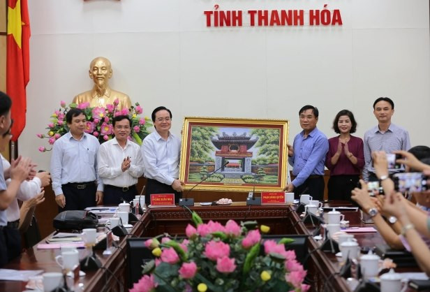 Bộ trưởng trao tặng bức tranh lưu niệm tới UBND tỉnh Thanh Hóa. Ảnh: Xuân Phú.