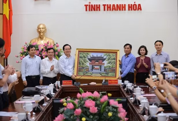 Bộ trưởng trao tặng bức tranh lưu niệm tới UBND tỉnh Thanh Hóa. Ảnh: Xuân Phú.