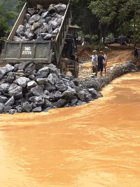 Đá hộc được đưa xuống tạo nền.