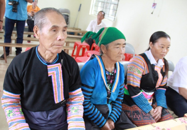 Cha, mẹ và vợ liệt sĩ Thao Văn Súa trong buổi đón nhận bằng Tổ quốc ghi công.