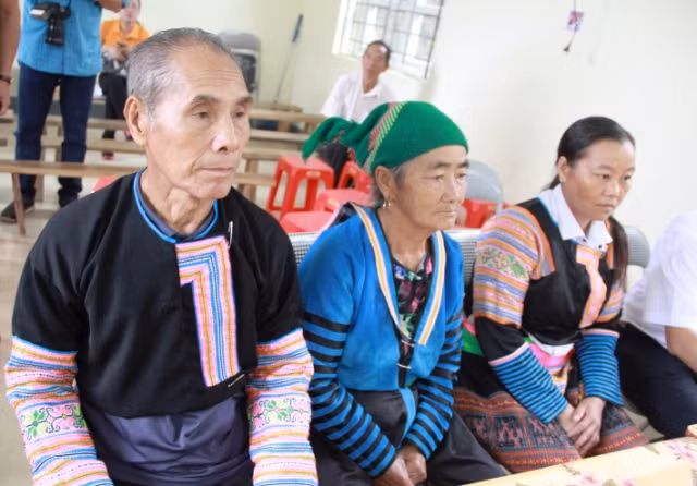 Cha, mẹ và vợ liệt sĩ Thao Văn Súa trong buổi đón nhận bằng Tổ quốc ghi công.