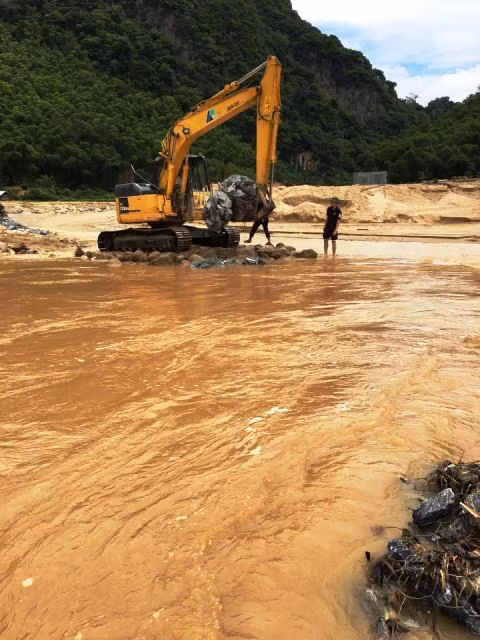 Bờ kè đá được tạo đến đâu, máy múc bánh xích lèn chặt đến đó.