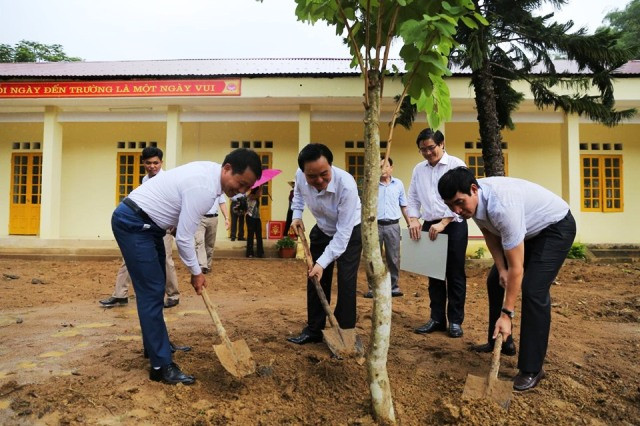 Trong chuyến công tác này, Bộ trưởng Phùng Xuân Nhạ đã trồng cây lưu niệm tại Trường Tiểu học Sơn Hà. Ảnh: Xuân Phú. Trong chuyến công tác này, Bộ trưởng Phùng Xuân Nhạ đã trồng cây lưu niệm tại Trường Tiểu học Sơn Hà. Ảnh: Xuân Phú.