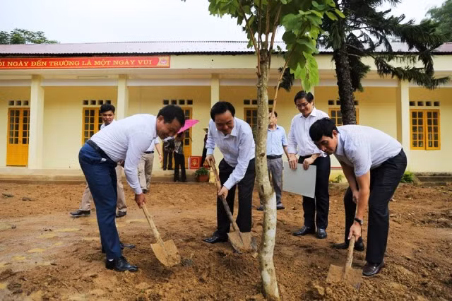 Trong chuyến công tác này, Bộ trưởng Phùng Xuân Nhạ đã trồng cây lưu niệm tại Trường Tiểu học Sơn Hà. Ảnh: Xuân Phú.