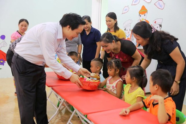 Bộ trưởng chia quà cho các cháu mẫu giáo tại Trường Mầm non Sơn Hà. Ảnh: Xuân Phú. Bộ trưởng chia quà cho các cháu mẫu giáo tại Trường Mầm non Sơn Hà. Ảnh: Xuân Phú.