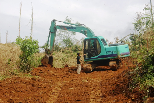 Đơn vị thi công dự án khu tái định cư Sa Ná đang khẩn trương san lấp mặt bằng, để xây dựng khu tái định cư cho người dân Sa Ná.