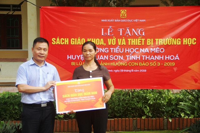 Đại diện đoàn công tác trao tặng Sách Giáo dục Mầm non cho Trường Mầm non Na Mèo.