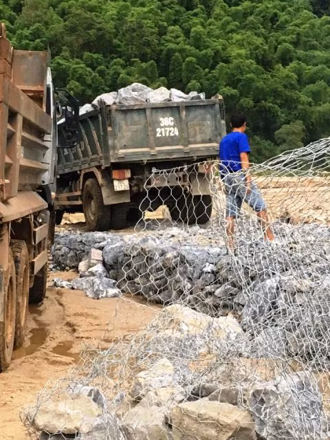 Sau đó dùng rọ thép để giữ móng đá.