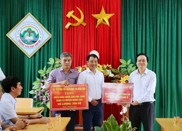 Bộ trưởng Bộ GD&ĐT trao tặng thiết bị trường học và sách giáo khoa cho Trường PTBT bán trú THCS và Trường Tiểu học Sơn Hà. Ảnh: Xuân Phú. Bộ trưởng Bộ GD&ĐT trao tặng thiết bị trường học và sách giáo khoa cho Trường PTBT bán trú THCS và Trường Tiểu học Sơn Hà. Ảnh: Xuân Phú.