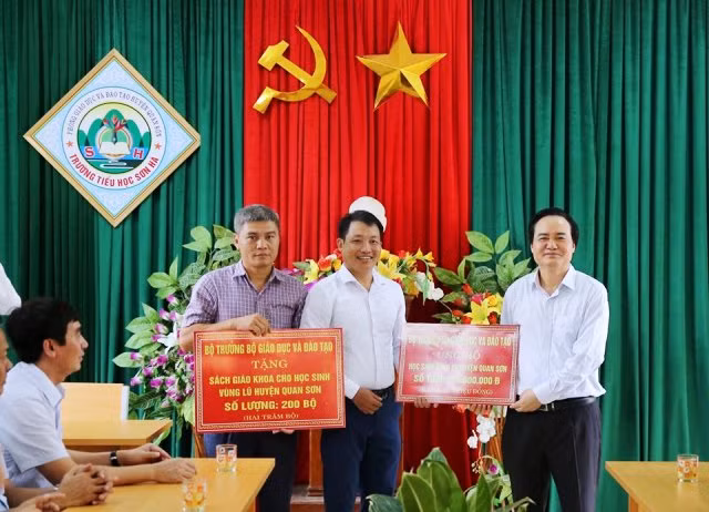Bộ trưởng Bộ GD&ĐT trao tặng thiết bị trường học và sách giáo khoa cho Trường PTBT bán trú THCS và Trường Tiểu học Sơn Hà. Ảnh: Xuân Phú.