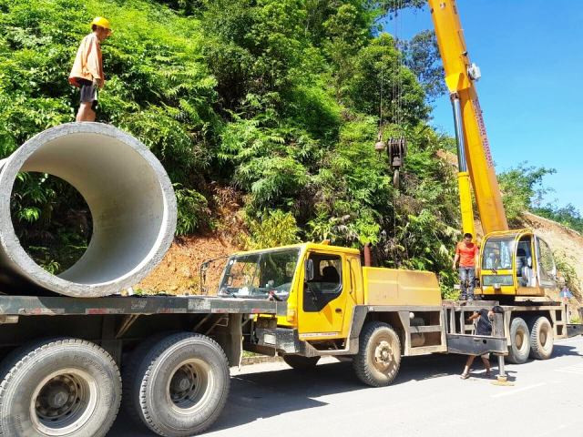 Những chiếc ống cống ly tâm có đường kính 1,5m, dài 2,5 mét được dùng để hạ xuống lòng sông Luồng.