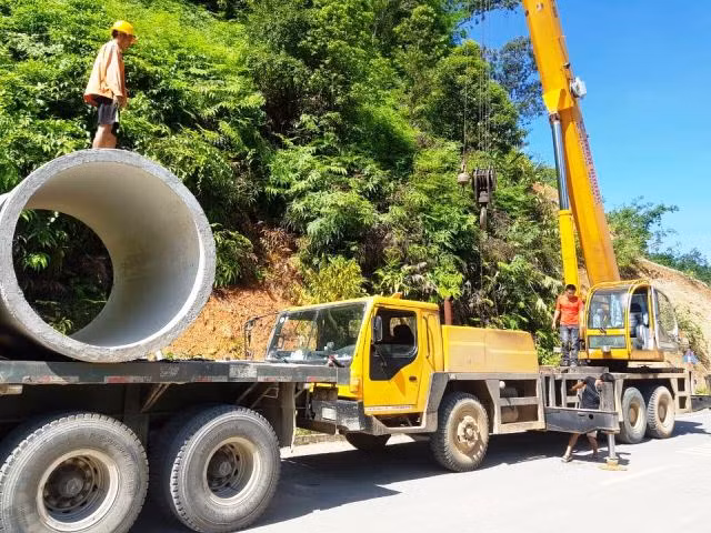 Những chiếc ống cống ly tâm có đường kính 1,5m, dài 2,5 mét được dùng để hạ xuống lòng sông Luồng.