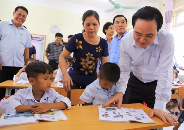 Bộ trưởng Phùng Xuân Nhạ chia sẻ, động viên thầy trò vùng lũ Quan Sơn