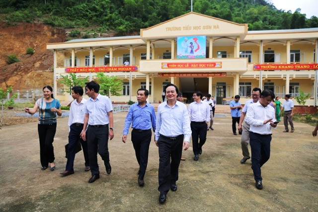 Bộ trưởng Phùng Xuân Nhạ thăm Trường Tiểu học Sơn Hà. Ảnh: Xuân Phú. Bộ trưởng Phùng Xuân Nhạ thăm Trường Tiểu học Sơn Hà. Ảnh: Xuân Phú.