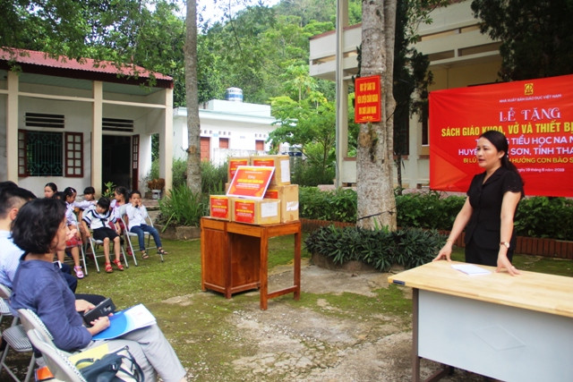 Bà Lương Thị Hạnh- Phó Chủ tịch UBND huyện Quan Sơn cảm ơn đoàn công tác.