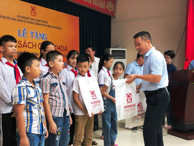 Ông Nguyễn Quốc Hồng - Chủ tịch Công đoàn cơ sở Nhà xuất bản GDVN trao tặng SGK cho học sinh nghèo tỉnh Thanh Hóa. Ông Nguyễn Quốc Hồng - Chủ tịch Công đoàn cơ sở Nhà xuất bản GDVN trao tặng SGK cho học sinh nghèo tỉnh Thanh Hóa.