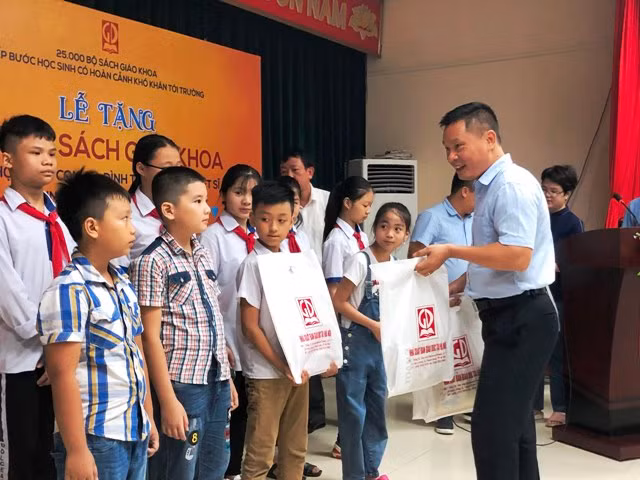 Ông Nguyễn Quốc Hồng - Chủ tịch Công đoàn cơ sở Nhà xuất bản GDVN trao tặng SGK cho học sinh nghèo tỉnh Thanh Hóa.