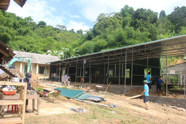 Sau khi hạ được cống xuống sông Luồng, tạo được mặt đường, xe tải đã vận chuyển vật liệu vào để thi công khẩn cấp phòng học lắp ghép cho Trường Tiểu học Na Mèo, tại bản Sa Ná.