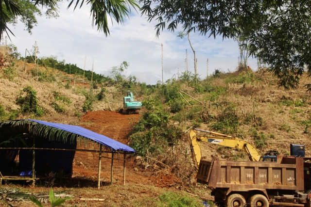 Máy móc, thiết bị công trình cũng đã vượt qua sông Luồng vào Sa Ná để thi công mặt bằng khu tái định cư mới cho người dân.