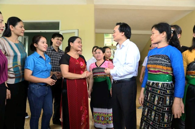 Bộ trưởng ân cần thăm hỏi giáo viên trường MN Sơn Hà. Ảnh: Xuân Phú Bộ trưởng ân cần thăm hỏi giáo viên trường MN Sơn Hà. Ảnh: Xuân Phú
