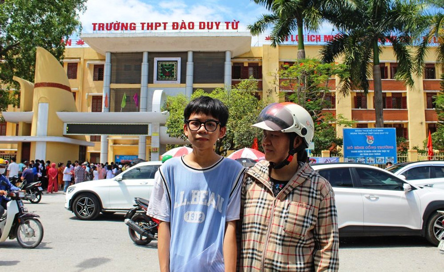 Phụ huynh đưa con đi thi vào lớp 10 hệ công lập ở TP Thanh Hóa. Ảnh tư liệu. Phụ huynh đưa con đi thi vào lớp 10 hệ công lập ở TP Thanh Hóa. Ảnh tư liệu.