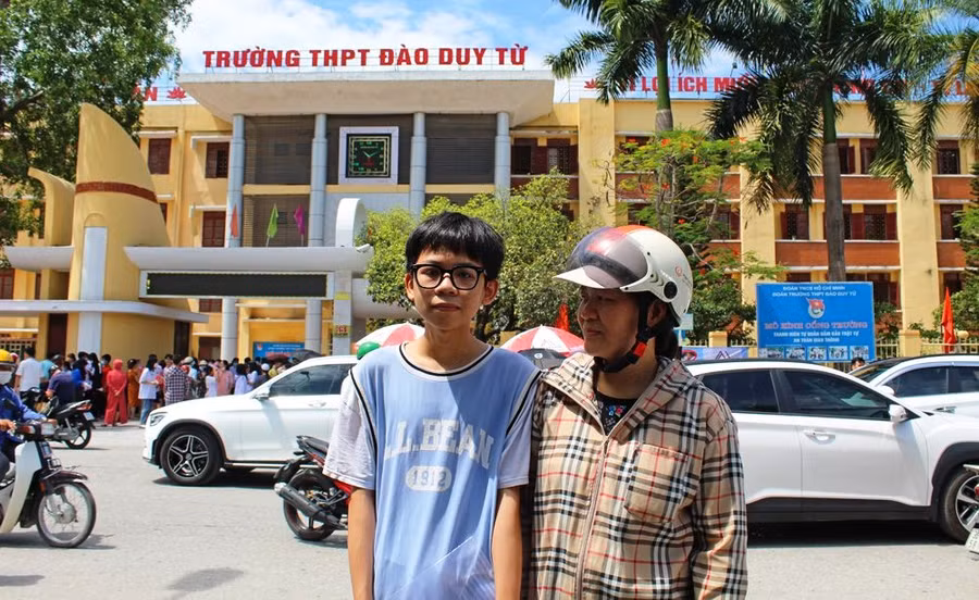 Phụ huynh đưa con đi thi vào lớp 10 hệ công lập ở TP Thanh Hóa. Ảnh tư liệu.