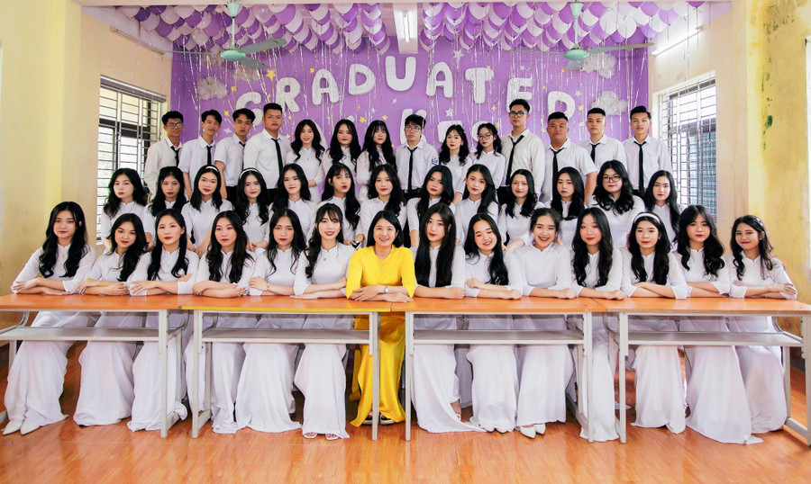 Cô giáo Thanh (áo vàng) chụp ảnh lưu niệm cùng học sinh của mình. (Ảnh: NVCC) Cô giáo Thanh (áo vàng) chụp ảnh lưu niệm cùng học sinh của mình. (Ảnh: NVCC)