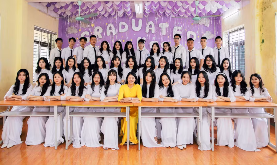 Cô giáo Thanh (áo vàng) chụp ảnh lưu niệm cùng học sinh của mình. (Ảnh: NVCC)