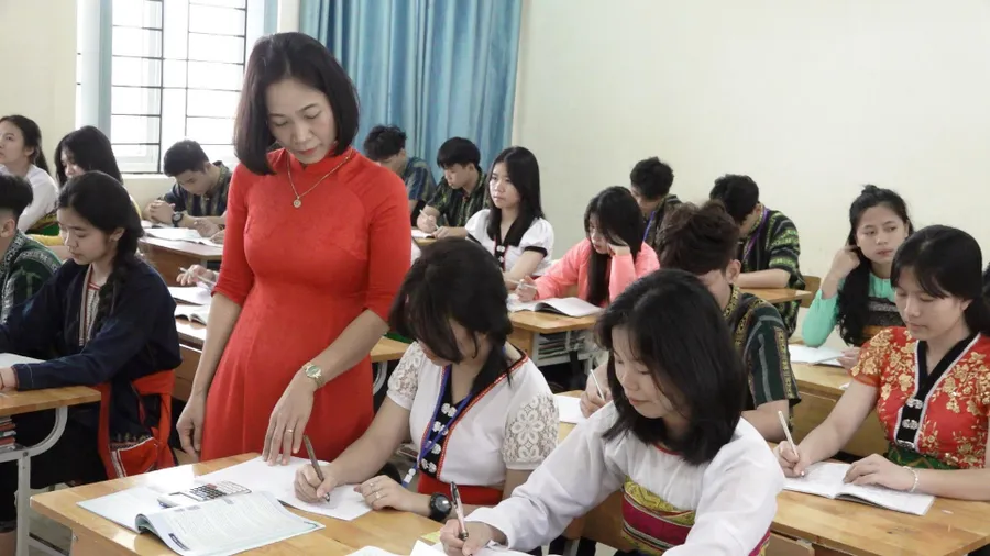 Nhà giáo Ưu tú Lê Thị Lan và học trò của mình trên lớp. (Ảnh: NVCC)