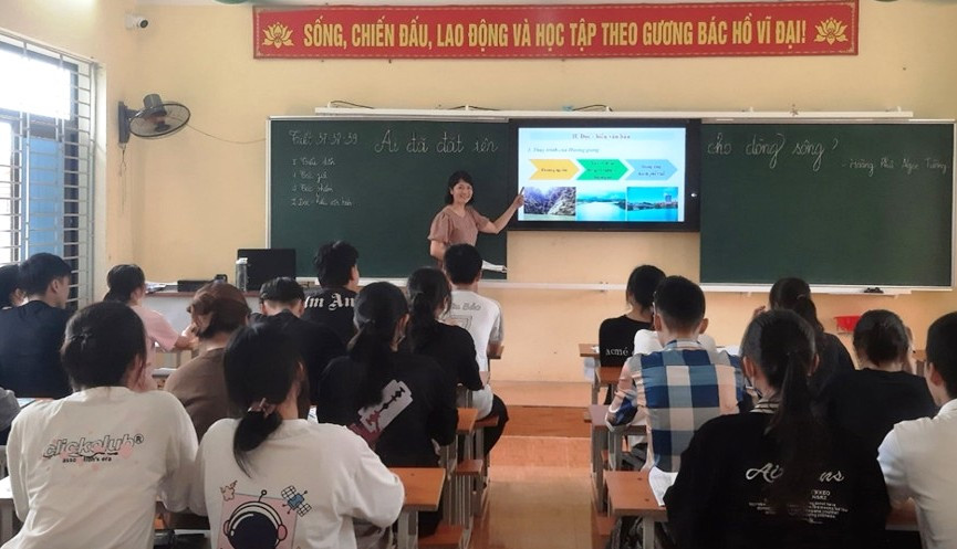 Cô giáo Ngô Thị Thanh và học trò của mình trong giờ học. (Ảnh: NVCC) Cô giáo Ngô Thị Thanh và học trò của mình trong giờ học. (Ảnh: NVCC)