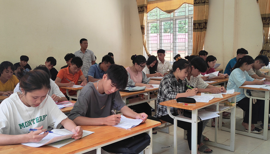 Kỳ thi vào lớp 10 hệ công lập rất áp lực với học sinh. Ảnh minh họa Kỳ thi vào lớp 10 hệ công lập rất áp lực với học sinh. Ảnh minh họa