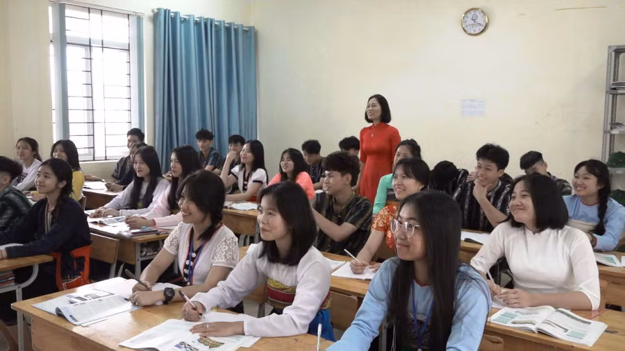 Cô giáo Lê Thị Lan và học sinh Trường THPT DTNT Ngọc Lặc (Thanh Hóa) trong lớp học. (Ảnh: NVCC)