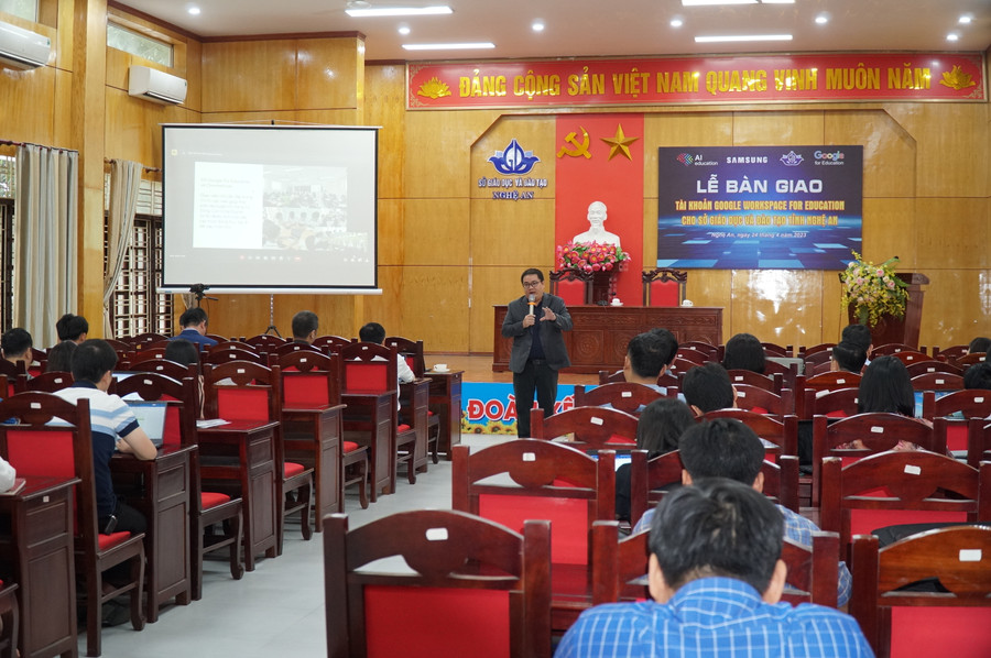 Tập huấn về chuyển đổi số trong giáo dục tại lễ bàn giao tài khoản Google Workspace for Education của Google for Education cho Sở GD&ĐT Nghệ An. Ảnh: Hồ Lài. Tập huấn về chuyển đổi số trong giáo dục tại lễ bàn giao tài khoản Google Workspace for Education của Google for Education cho Sở GD&ĐT Nghệ An. Ảnh: Hồ Lài.