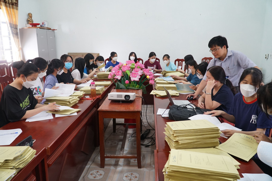 Năm đầu tiên Sở GD&ĐT Nghệ An triển khai cho thí sinh đăng ký tuyển sinh vào lớp 10 bằng hình thức trực tuyến thay vì trực tiếp như các năm trước. Ảnh: Hồ Lài. Năm đầu tiên Sở GD&ĐT Nghệ An triển khai cho thí sinh đăng ký tuyển sinh vào lớp 10 bằng hình thức trực tuyến thay vì trực tiếp như các năm trước. Ảnh: Hồ Lài.