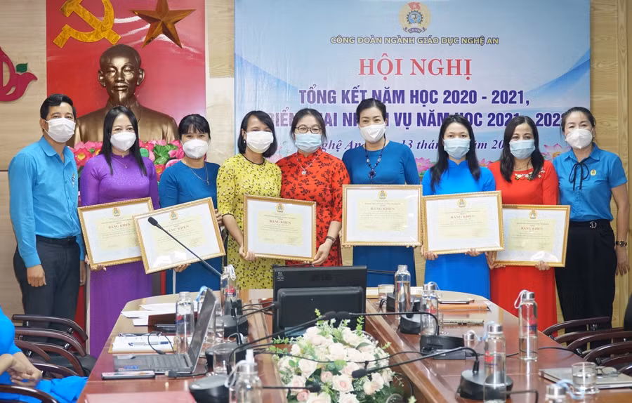 Liên đoàn Lao động tỉnh Nghệ An tặng Bằng khen cho các cá nhân xuất sắc trong hoạt động công đoàn