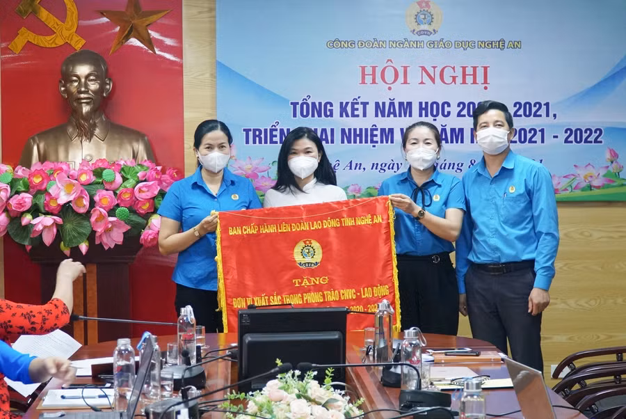 Trao Cờ thi đua của Liên đoàn Lao động tỉnh Nghệ An cho tập thể Trường Phổ thông DTNT THPT tỉnh.