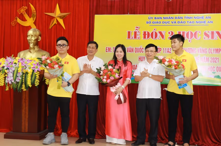Hai em Trương Văn Quốc Bảo và Nguyễn Hoàng Vũ (Trường THPT chuyên Phan Bội Châu, Nghệ An) đạt HCB Olympic Tin học quốc tế năm 2021