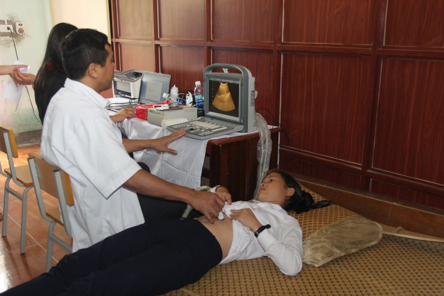 Khám SKSS cho học sinh trường THCS Hoàng Tá Thốn, huyện Yên Thành, Nghệ An