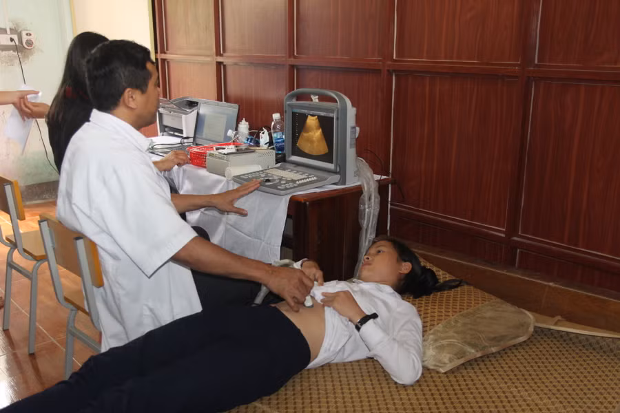 Khám SKSS cho học sinh trường THCS Hoàng Tá Thốn, huyện Yên Thành, Nghệ An