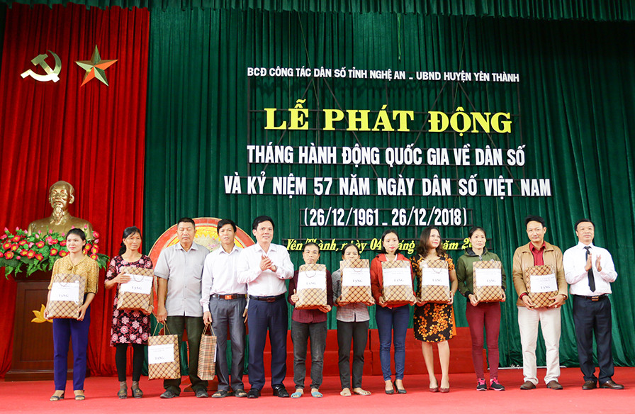 Trao quà cho những gia đình thực hiện tốt chính sách DS/KHHGĐ