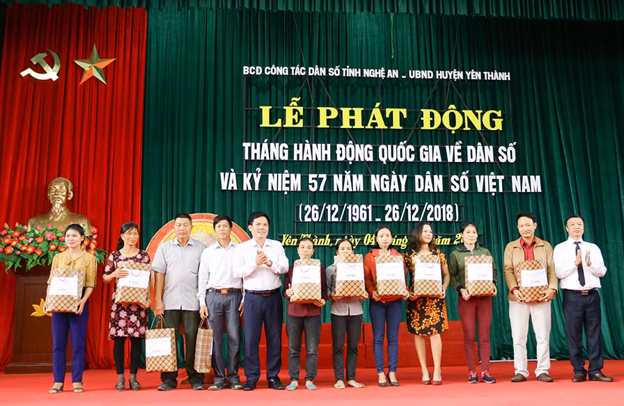 Trao quà cho những gia đình thực hiện tốt chính sách DS/KHHGĐ