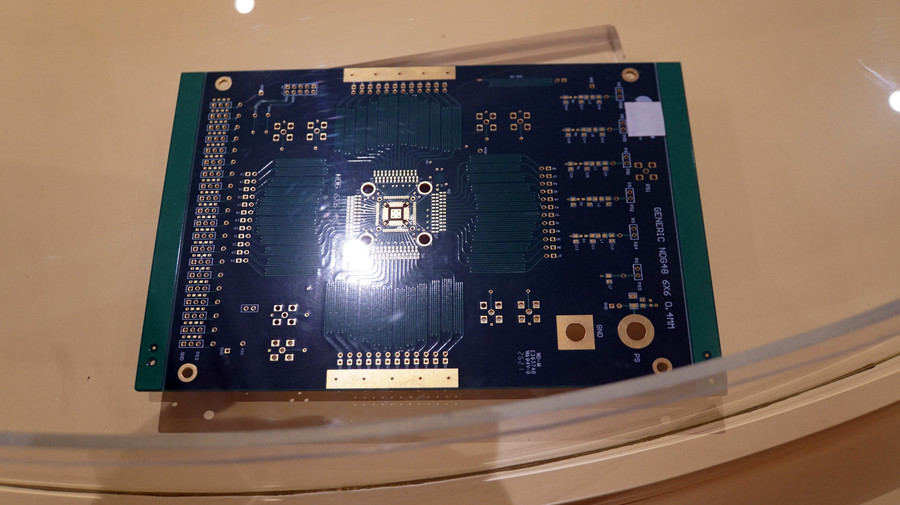 Chíp trên một bo mạch được trưng bày tại Trung tâm Điện tử và Vi mạch bán dẫn. Ảnh: Mạnh Tùng Chíp trên một bo mạch được trưng bày tại Trung tâm Điện tử và Vi mạch bán dẫn. Ảnh: Mạnh Tùng