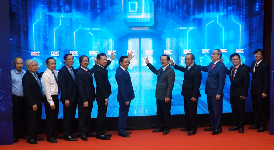 Các đại biểu thực hiện nghi thức khai trương Trung tâm Điện tử và Vi mạch bán dẫn tại Khu Công nghệ cao TPHCM, chiều 6/9. Ảnh: Mạnh Tùng