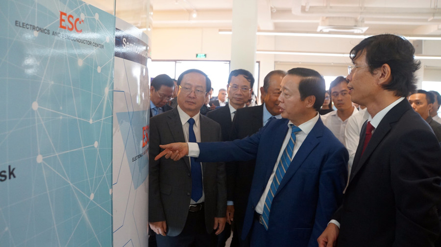 Phó Thủ tướng Trần Hồng Hà (ở giữa) tham quan Trung tâm Điện tử và Vi mạch bán dẫn. Ảnh: Mạnh Tùng. Phó Thủ tướng Trần Hồng Hà (ở giữa) tham quan Trung tâm Điện tử và Vi mạch bán dẫn. Ảnh: Mạnh Tùng.