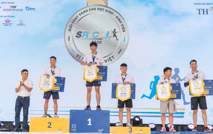 Trao thưởng cho tốp 5 VĐV về đích cự ly 3km nam sinh viên.