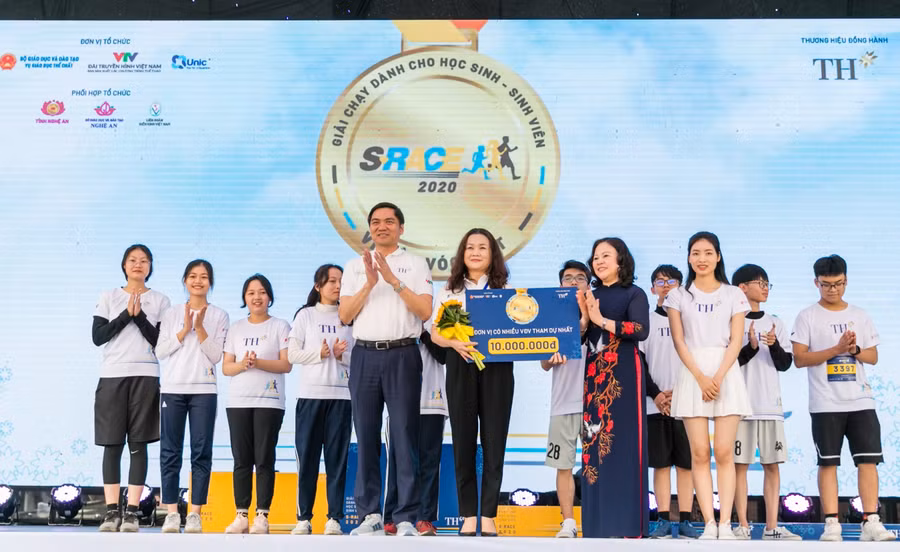 Trao thưởng cho đơn vị có nhiều vận động viên tham dự nhất giải S-Race 2020.